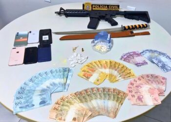 Marilândia: Polícia prende 4 e apreende simulacro de fuzil e drogas em apartamento - Foto: PCES