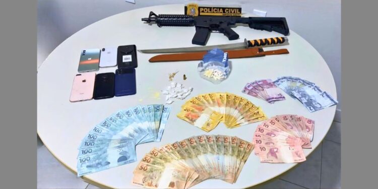 Marilândia: Polícia prende 4 e apreende simulacro de fuzil e drogas em apartamento - Foto: PCES