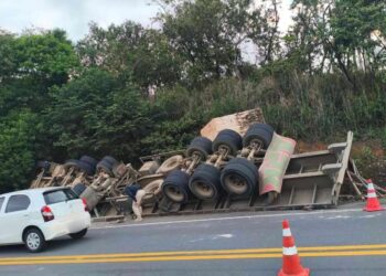 Carreta carregada com pedra de granito tomba na BR-101 em Ibiraçu - Foto: Reprodução