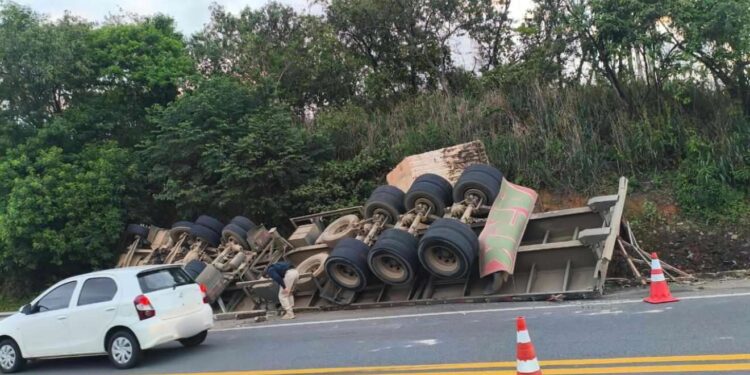 Carreta carregada com pedra de granito tomba na BR-101 em Ibiraçu - Foto: Reprodução
