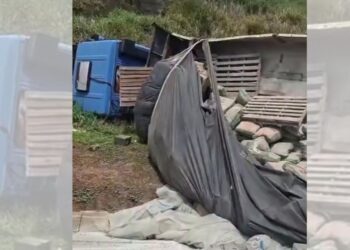 Carreta tomba na BR-101 em Ibiraçu e causa lentidão no trânsito - Foto: Rede Social