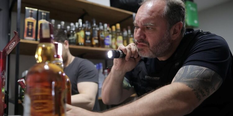 SP apreende 7 mil garrafas de bebida e investiga 14 casos de intoxicação por metanol - Foto: PABLO JACOB/governo de São Paulo