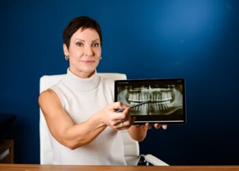 Outubro Rosa e saúde bucal: tratamento do câncer de mama pode levar à osteonecrose; saiba o que é e como prevenir - Foto: Divulgação