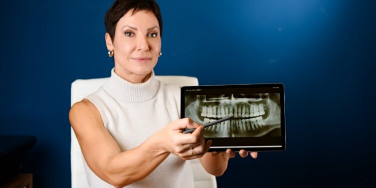 Outubro Rosa e saúde bucal: tratamento do câncer de mama pode levar à osteonecrose; saiba o que é e como prevenir - Foto: Divulgação