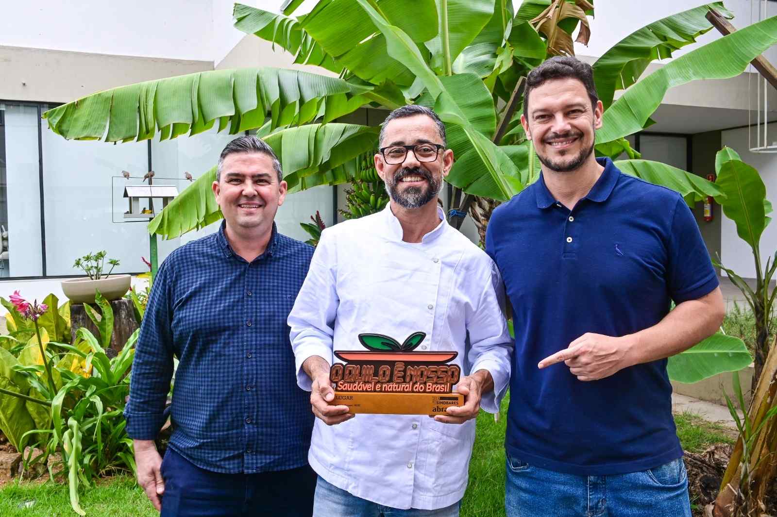 Odimar Nascimento Machado, proprietário do Mister Cook, Helio da Silva, chefe do restaurante, e o presidente do Sindbares, Rodrigo Vervloet - Crédito: Cloves Louzada