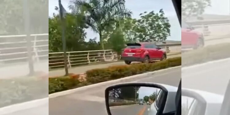 Veículo flagrado trafegando na calçada da Beira Rio em Colatina é identificado pela PM - Foto: Reprodução