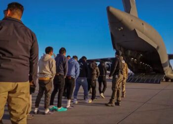 Deportados dos EUA ao Brasil chegam em situação degradante e, muitos, só têm a roupa do corpo - Foto: Reprodução