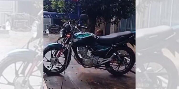 PM apreende motocicleta após "rolezinho" e manobras perigosas em Laginha de Pancas - Foto: PMES