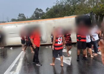 Ônibus de flamenguistas tomba na Via Dutra a caminho da Argentina - Foto: Rede Social
