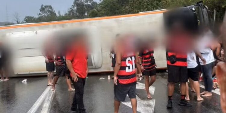 Ônibus de flamenguistas tomba na Via Dutra a caminho da Argentina - Foto: Rede Social