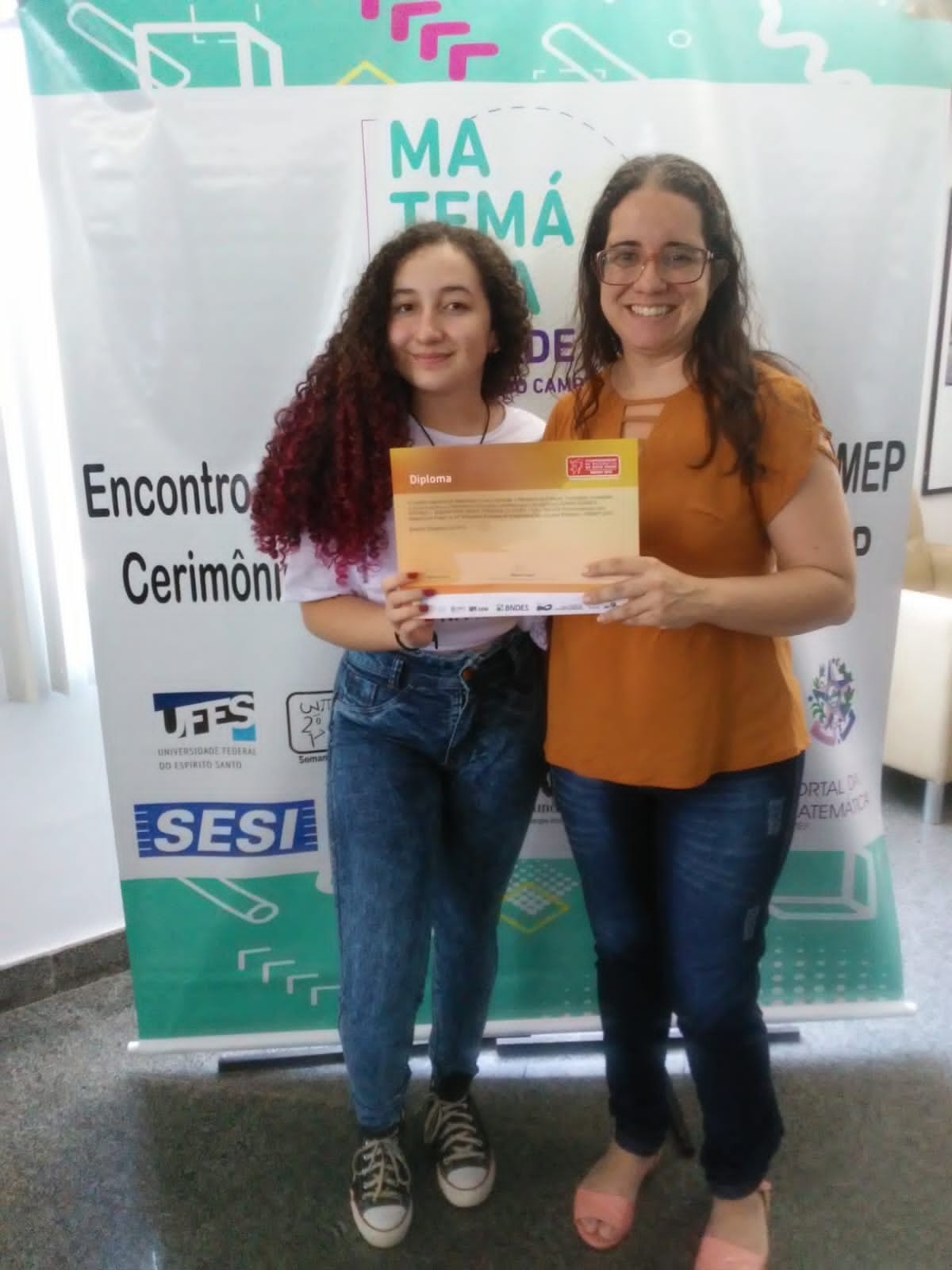 Lisânia e a mãe, Amanda, celebrando uma das muitas conquistas acadêmicas | Imagem: arquivo pessoal