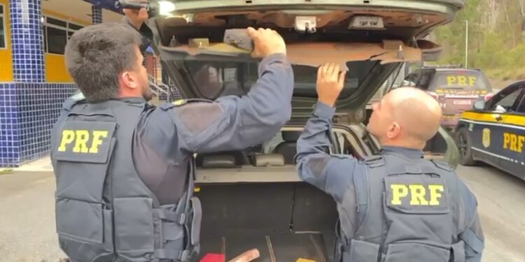 PRF apreende 17 kg de cocaína e prende 3 suspeitos no ES - Foto: PRF-ES