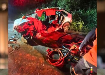 Colisão entre ônibus e automóvel deixa motorista preso às ferragens na BR-259 - Foto: Bombeiros/Colatina