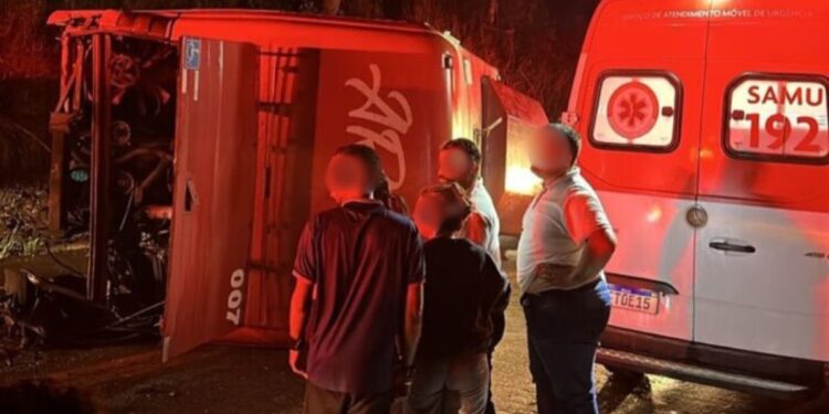 Duas mulheres morrem após ônibus tombar na Curva da Ferradura, em Ibatiba - Foto: Reproção