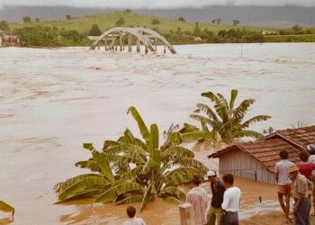 Ponte Mauá, Baixo Guandu: A tragédia da enchente de 1979 no Rio Doce - Foto: Weverson Silva, restaura com a ajuda da inteligência artificial.