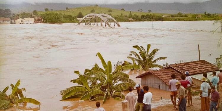 Ponte Mauá, Baixo Guandu: A tragédia da enchente de 1979 no Rio Doce - Foto: Weverson Silva, restaura com a ajuda da inteligência artificial.
