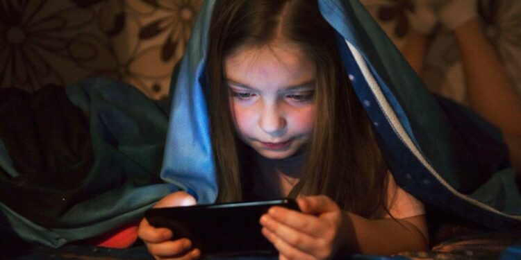Uso excessivo de telas impactam o desenvolvimento infantil - Foto: Freepik