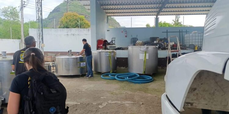 Operação fecha posto clandestino de leite em Ecoporanga - Foto: PCES