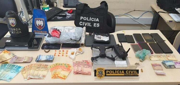 Apoio dos Correios e Cão Farejador leva à apreensão de drogas e prisão de 6 em Mantenópolis - Foto: PCES