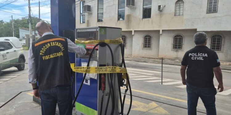 Três postos de combustível são interditados por suspeita de fraudes e adulteração no ES - Foto: MPES