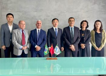 Jorge Zhou You (Cônsul comercial), Carlos Eiras (presidente da Câmara do Comércio Brasil-China no ES), Elder Sossai (vice-prefeito de Jaguaré), Wang Haitao (cônsul-geral adjunto), Marcos Guerra (prefeito de Jaguaré), Vera Backer (primeira dama de Jaguaré) e Inês Wang Zhiyi (vice-cônsul). - Foto: Reprodução