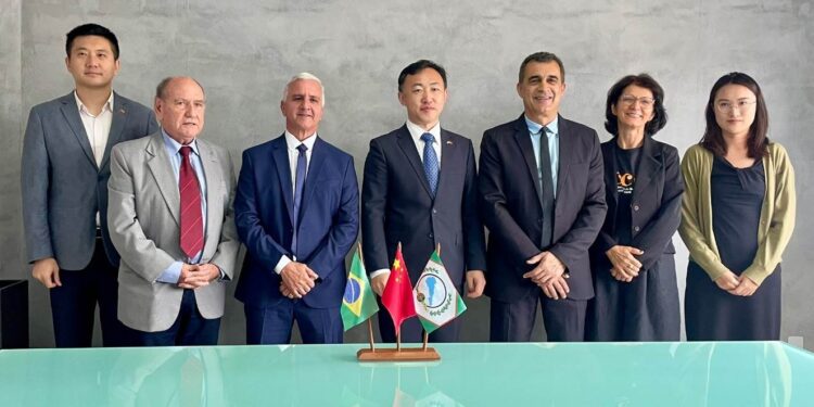 Jorge Zhou You (Cônsul comercial), Carlos Eiras (presidente da Câmara do Comércio Brasil-China no ES), Elder Sossai (vice-prefeito de Jaguaré), Wang Haitao (cônsul-geral adjunto), Marcos Guerra (prefeito de Jaguaré), Vera Backer (primeira dama de Jaguaré) e Inês Wang Zhiyi (vice-cônsul). - Foto: Reprodução