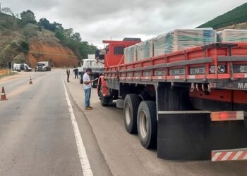 Colatina: fiscalização aborda mais de 70 caminhões em operação de trânsito - Foto: Sefaz