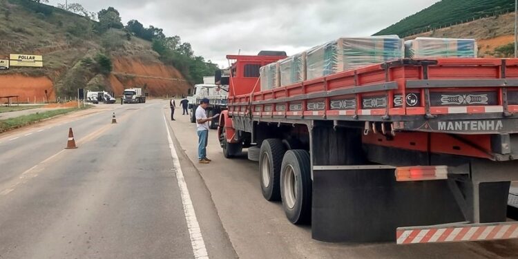 Colatina: fiscalização aborda mais de 70 caminhões em operação de trânsito - Foto: Sefaz