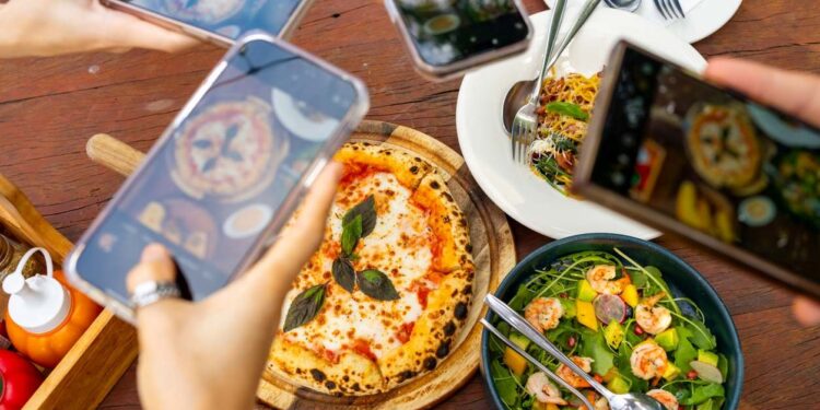 Viagens e alimentação fora de casa: como se cuidar em meio à correria? - Foto: Reprodução