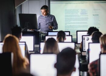 Quais são as vantagens e desvantagens no uso de IA na educação? - Foto: Reprodução