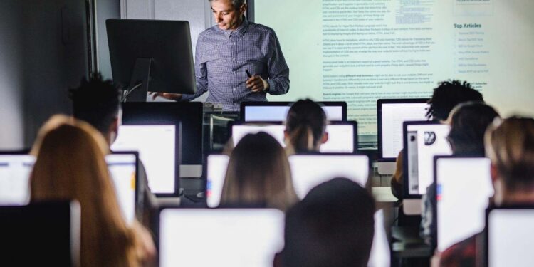 Quais são as vantagens e desvantagens no uso de IA na educação? - Foto: Reprodução
