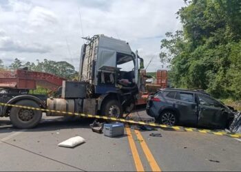 Grave acidente na BR-101 em Fundão mata 2 pessoas e deixa duas feridas - Foto: Foto: Divulgação/PRF