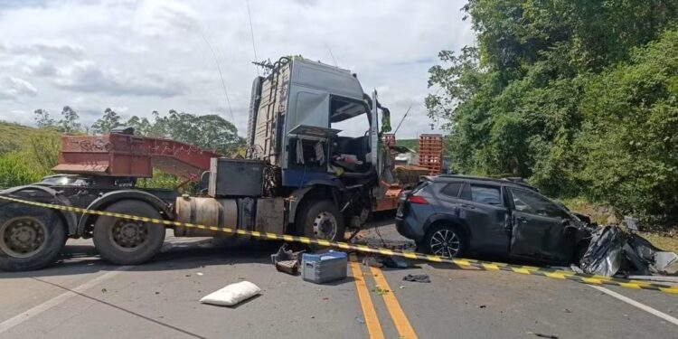 Fundão: Mãe e filho morrem em acidente entre carro e carreta na BR-101 - Foto: Reprodução