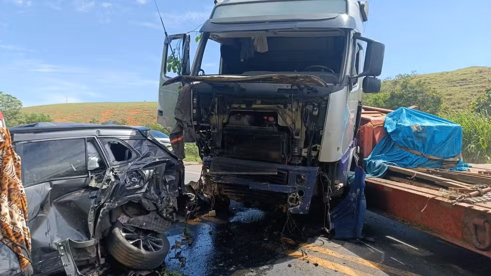 Grave acidente na BR-101 em Fundão mata 2 pessoas e deixa duas feridas - Foto: Foto: Divulgação/PRF