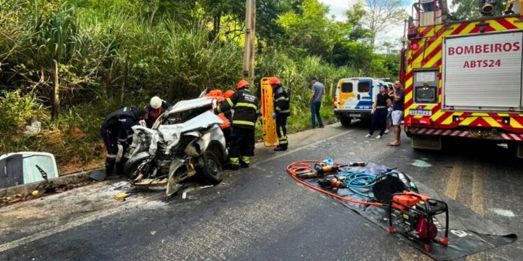 Bombeiros resgatam vítima presa às ferragens após colisão na BR-259, em Colatina - Foto: Bombeiros/ES