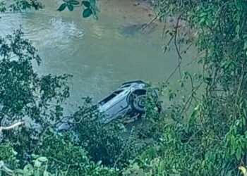 Carro cai na Cachoeira do Oito e deixa quatro feridos em Colatina - Foto: Rede Social