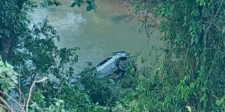 Carro cai na Cachoeira do Oito e deixa quatro feridos em Colatina - Foto: Rede Social