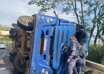 Motorista morre após carreta tombar na BR-259, em Colatina - Foto: Carolina Silveira