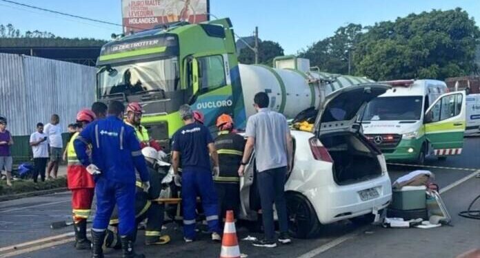 Colisão entre carro e carreta deixa uma pessoa ferida em Ibiraçu - Foto: Rede Social
