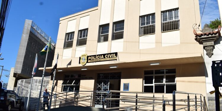 Mulher suspeita de submeter neta à exploração sexual é presa em Vitória - Foto: PCES