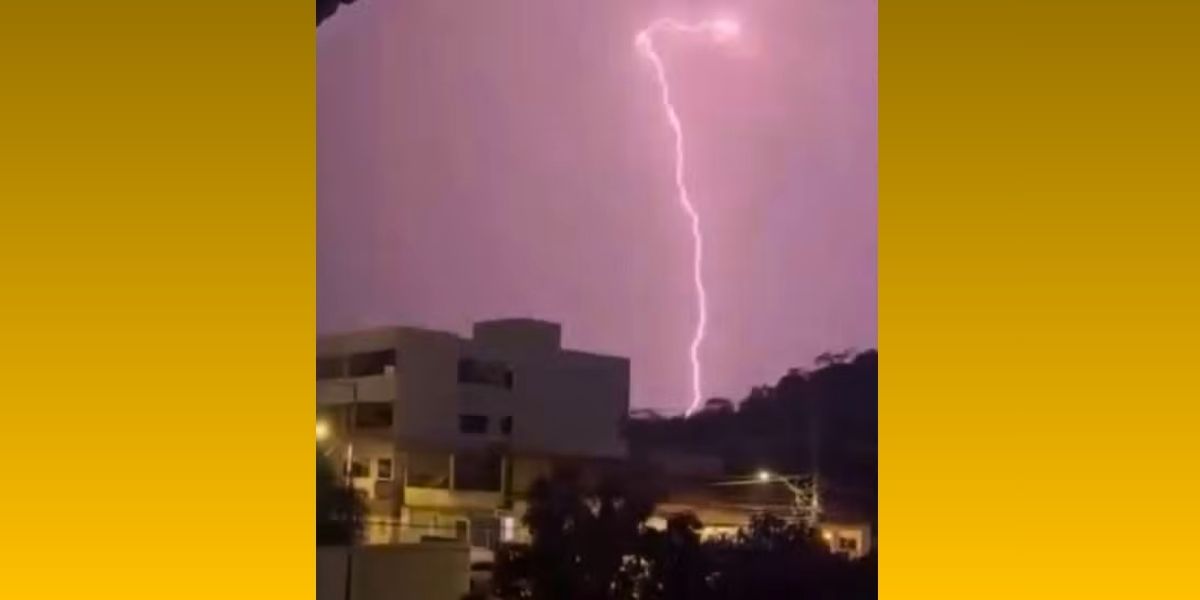 Raio é registrado durante temporal em Barra de São Francisco — Foto: Reprodução/Redes sociais 