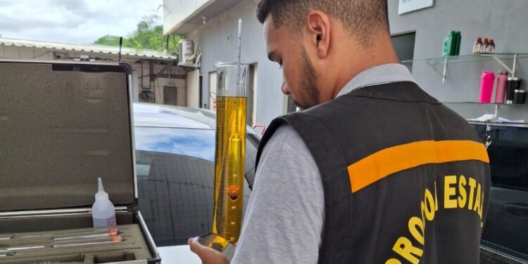 Procon fiscaliza postos de combustíveis em Colatina - Fotos: Secretaria Municipal de Comunicação Social