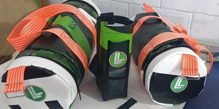 Detentos de Linhares transformam lonas descartadas em bolsas e ecobags - Foto: Sejus