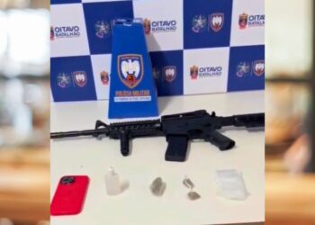 PM apreende adolescente por tráfico e localiza réplica de fuzil e balança de precisão em Colatina 🚨🚔 - Foto: PMES