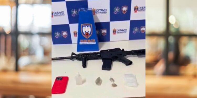 PM apreende adolescente por tráfico e localiza réplica de fuzil e balança de precisão em Colatina 🚨🚔 - Foto: PMES