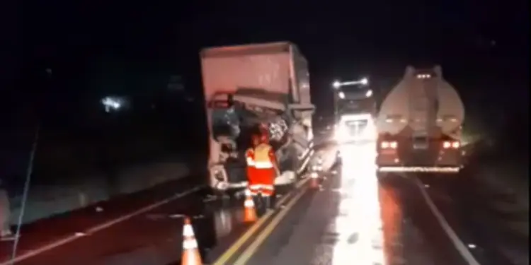Motorista de caminhão morre em colisão na BR 101, em João Neiva - Foto: Rede Social