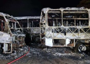 Incêndio destrói 38 ônibus e vans em empresa de Itapemirim - Foto: Rede Social