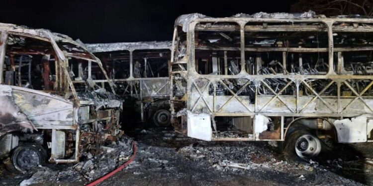 Incêndio destrói 38 ônibus e vans em empresa de Itapemirim - Foto: Rede Social