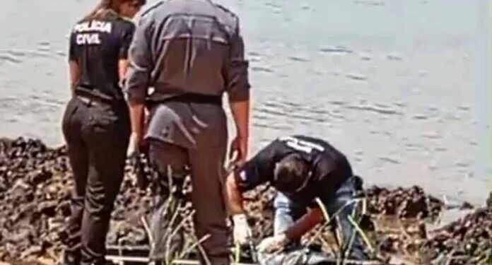 Corpo encontrado na Praia de Coqueiral, em Aracruz, no dia de Natal - Foto: Reprodução