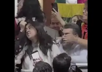 Briga Generalizada no Congresso da Cidade do México Interrompe Sessão com Socos e Puxões de Cabelo